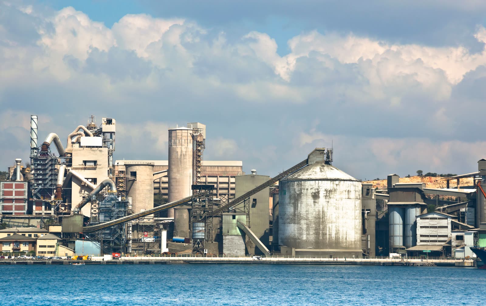 Cement plant with preheater tower and rotary kiln