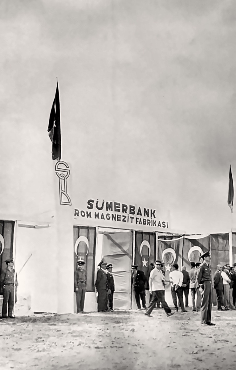 The Sümerbank Krom Magnezit refractory factory in Konya at its 1966 opening, decorated with Turkish flags