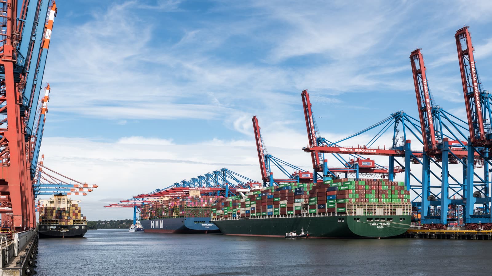 Container terminal with gantry cranes